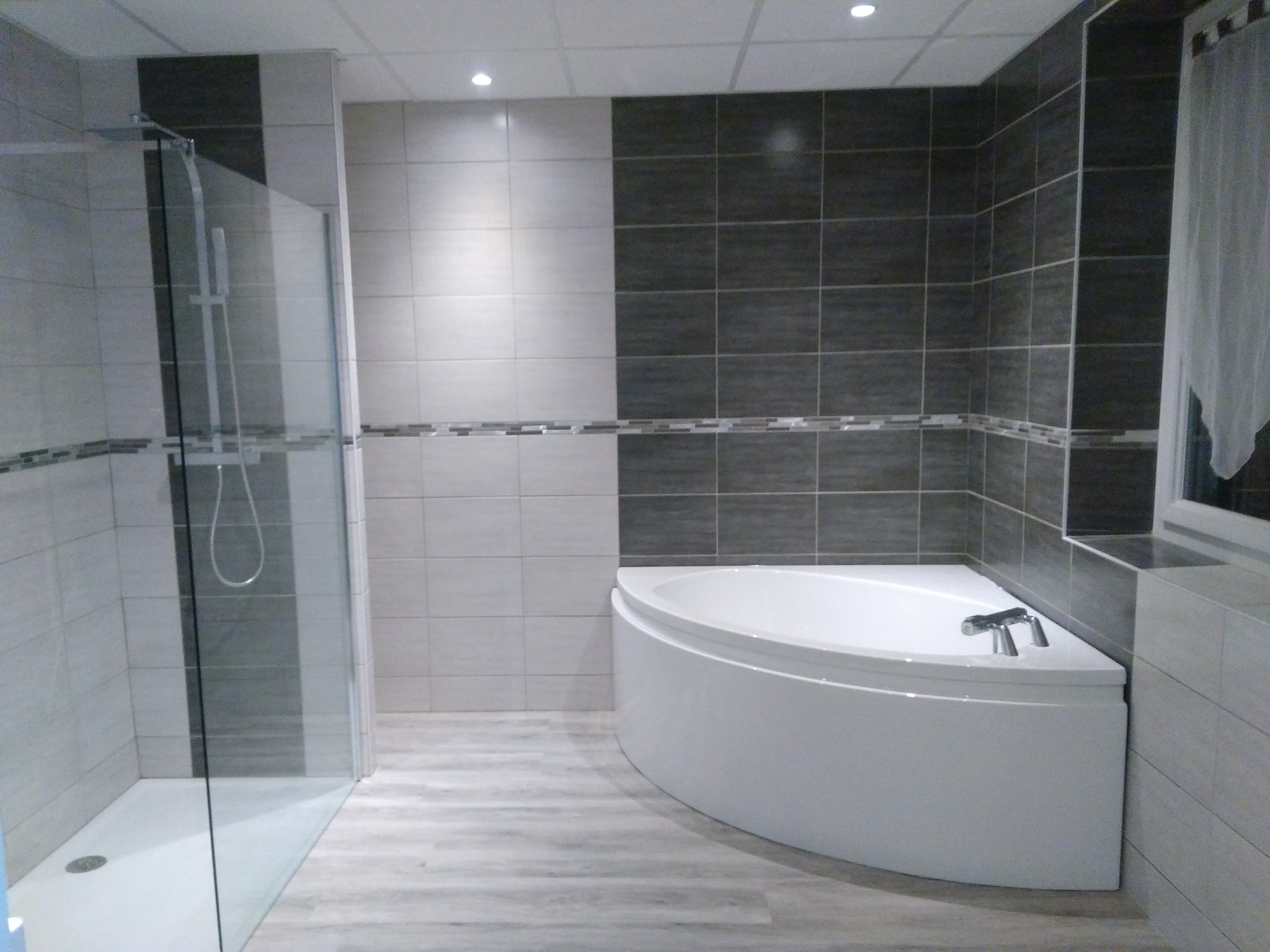 Baignoire d'angle et douche